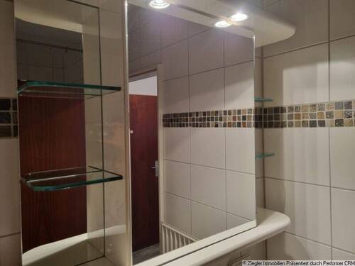 15 Bad mit Spiegelschrank - 
