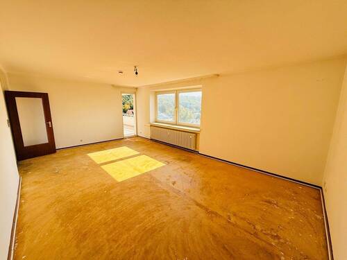 12 Wohnzimmer mit Balkonzugang - 