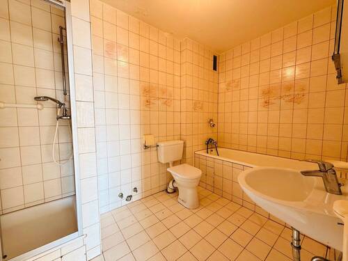 19 Badezimmer mit Badewanne und Dusche - 