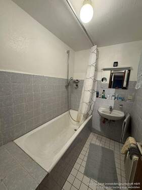 Badezimmer mit Wanne - 