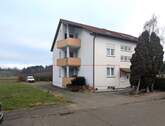 Außenansicht EG - 2-Zi.-Whg. mit Terrasse, Balkon und 2 Stellplätzen in Gerlenhofen