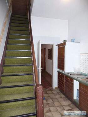 Treppe zum Obergeschoss/ Küche - 