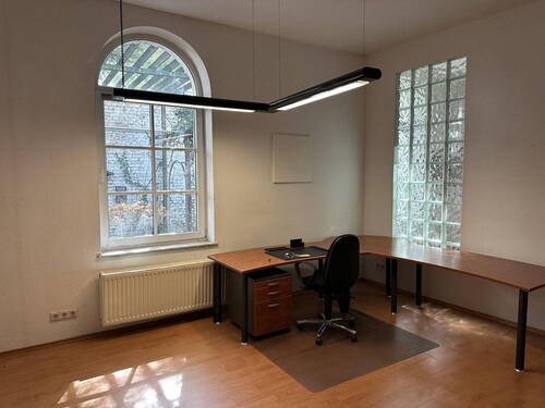 Zimmer (Mittelhaus) - 6 Zimmer Etagenwohnung in Düsseldorf