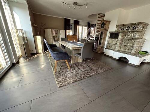 1. OG Essbereich, Kachelofen - 1 Zimmer Mehrfamilienhaus, Wohnhaus in Obertshausen