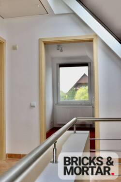 Flur 1. OG Blick zum Kinderzimmer - 