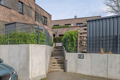 Zugang zum Haus - 5 Zimmer Doppelhaushälfte in Wedel