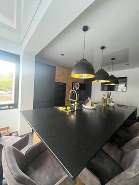 Bild 1 - Modernes Traumhaus in Großrosseln - Stilvolles Wohnen mit Kamin, Pholtovoltaik und Pool auf großem Grundstück