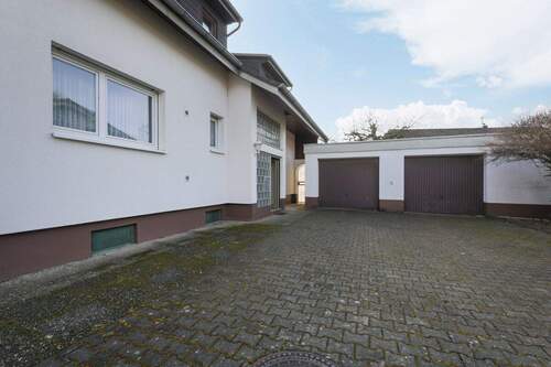 Hof und Garagen - 8 Zimmer Mehrfamilienhaus, Wohnhaus in Baden-Baden / Sandweier