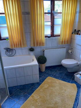 BZ mit Dusche und Badewanne - 