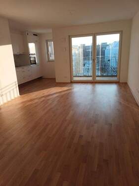 Wohnzimmer - Ansprechende 3-Zimmer-Wohnung in München mit Einbauküche und Balkon