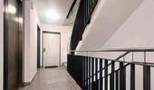 Treppenhaus mit Aufzug - 3 Zimmer Etagenwohnung in München