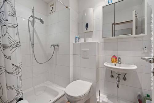 Badezimmer mit Eckdusche. - 