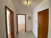 Eingangstür mit Flur - 2 Zimmer Etagenwohnung zum Kaufen in München-Johanneskirchen