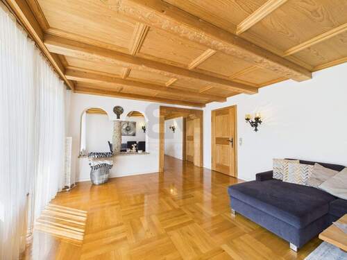 Wohnbereich mit eleganter Durchreiche ins Esszimmer - 6 Zimmer Einfamilienhaus in Rosenheim