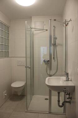 hochwertiges, neues Bad - 