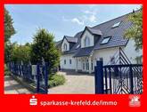 Vorderansicht - Freistehendes Anwesen mit 2 Garagen