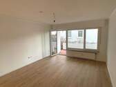 Wohnzimmer mit Zugang zum Balkon - Reserviert Komplett renovierte freie 3-Zi. Wohnung in guter Lage von Neheim