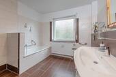 Vollbad mit Fenster … - 