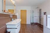 … und separater Dusche. - 