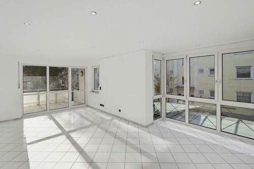 Wohnbereich mit bodentiefen Fenstern - 3-Zi.-Wohnung in Laim mit Fußbodenheizung und Parkplatz