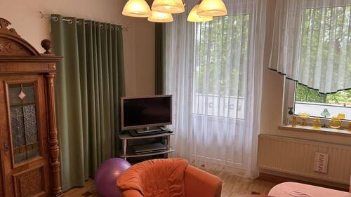 Wohnzimmer mit Balkon - 