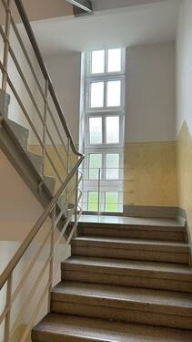 Blick in ein sauberes und gepflegtes Treppenhaus - 