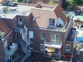 Balkon mit gelbem Sonnenschirm - 