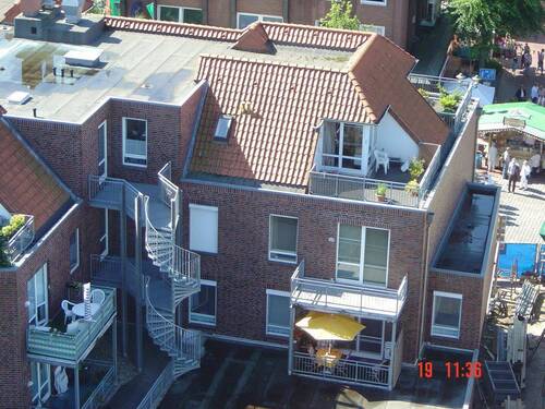 Balkon mit gelbem Sonnenschirm - 