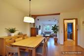 Esszimmer mit Blick ins Wohnzimmer KI - 