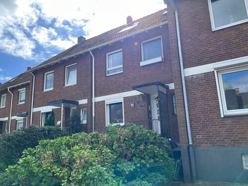 Bild 1 - PURNHAGEN-IMMOBILIEN - Bremen-Schönebeck - Reihenmittelhaus mit Garage in familienfreundlicher Lage