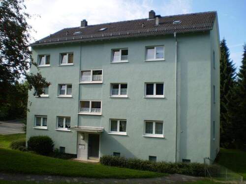 Vorderansicht (Eingangsbereich) eines alleinstehenden 6-Parteienhauses in grüner Umgebung - 3 Zimmer Etagenwohnung in Korbach