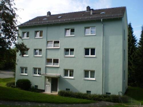 Vorderansicht (Eingangsbereich) eines alleinstehenden 6-Parteienhauses in grüner Umgebung - Etagenwohnung mit 69,50 m² in Korbach zur Miete