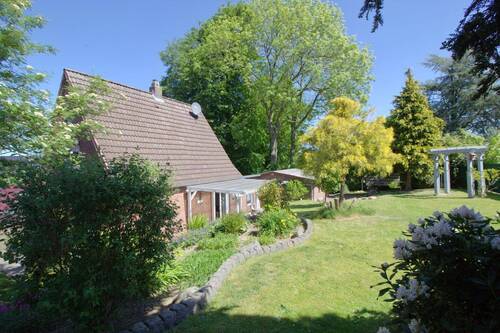 Garten mit Blick zum Haus - 4 Zimmer Einfamilienhaus in Burg