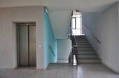 Treppenhaus mit Aufzug - 