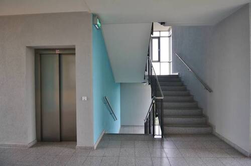 Treppenhaus mit Aufzug - 
