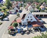 Anwesen Luftbild - Historisches und gemütliches Mehrfamilienhaus mit profitabler Gastronomie auf ca. 169 m² mit ca. 160 m² Terrasse, 3 Wohnungen und Ausbaufläche im Dach