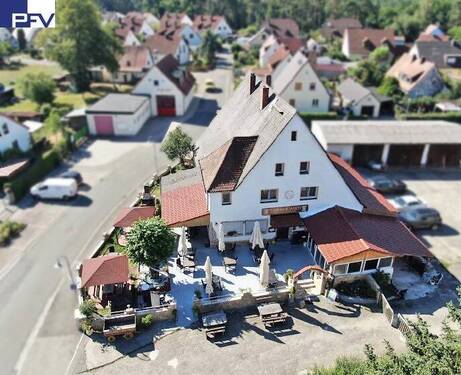 Anwesen Luftbild - Historisches und gemütliches Mehrfamilienhaus mit profitabler Gastronomie auf ca. 169 m² mit ca. 160 m² Terrasse, 3 Wohnungen und Ausbaufläche im Dach