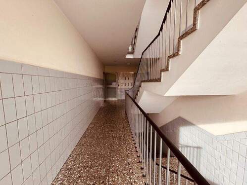 Ordentliches Treppenhaus mit klarer Linienführung - 