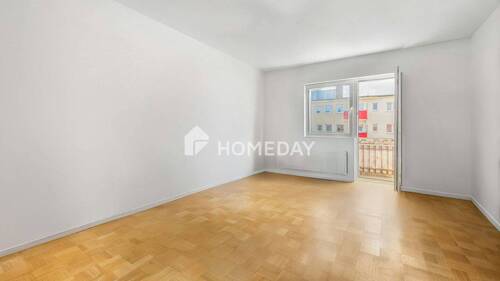 Wohnzimmer 1-1 - Sanierte Drei-Zimmer-Wohnung mit Balkon, Einbauküche und Keller