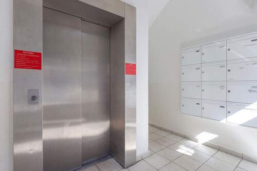 Eingangsbereich mit Fahrstuhl - 