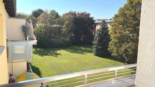 Balkonblick - 2 Zimmer Etagenwohnung in Berlin