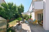 Objektansicht mit Terrasse, Garten und Balkon - 