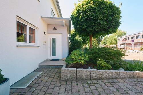 Objektansicht mit Kfz-Stellplatz und Eingangstüre - 