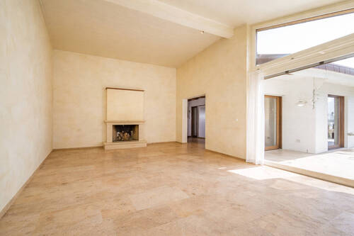 Wohnzimmer mit Blick auf Terrasse und Garten - 