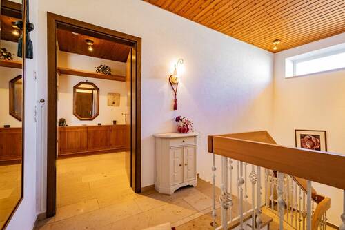 Eingangsbereich mit Treppenabgang ins Kellergeschoss - 8 Zimmer Einfamilienhaus zum Kaufen in Teningen