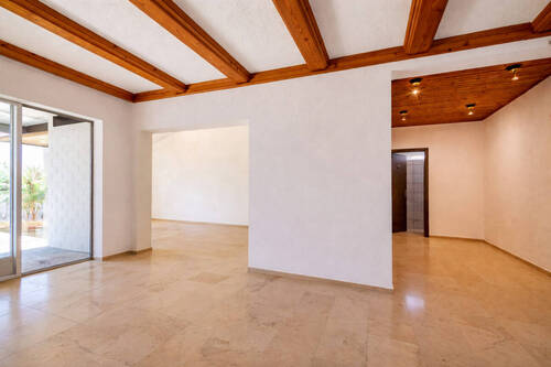 Flur/Essbereich mit Blick in Flur und Wohnzimmer - 8 Zimmer Einfamilienhaus in Teningen