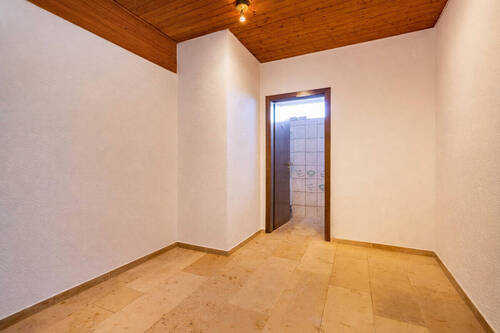 Flur mit Zugang zum Gäste-WC - Einfamilienhaus mit 189,00 m&sup2; in Teningen zum Kaufen