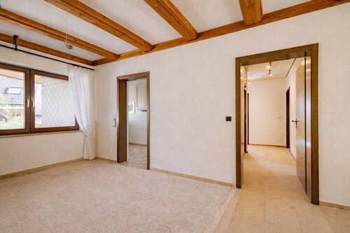 Essbereich mit Zugang in die Küche sowie Schlafbereich - 