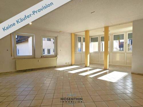 Wohnzimmer mit Wintergarten - 4,5 Zimmer-Eigentumswohnung mit Balkon, Wintergarten und 2 TG-Stellplätzen - im Herzen von Welzheim!