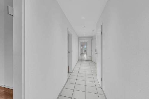 Flur mit großer Spiegel-Schiebetür zum Abstellraum - 2 Zimmer Etagenwohnung in Konstanz